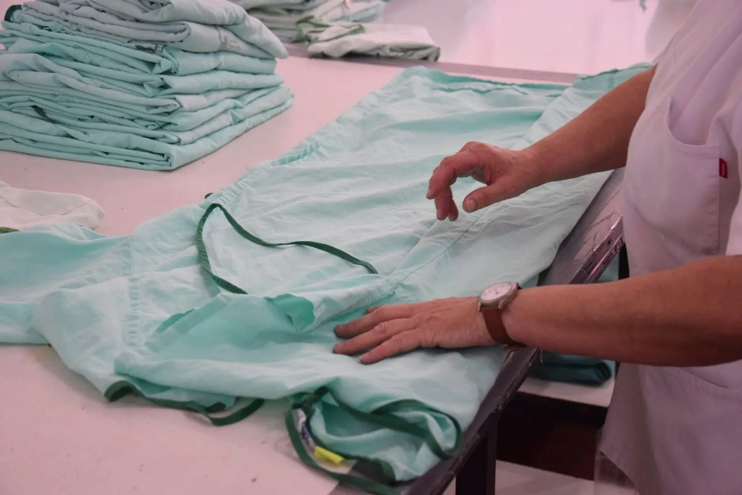 Calandra industrial planchando ropa
