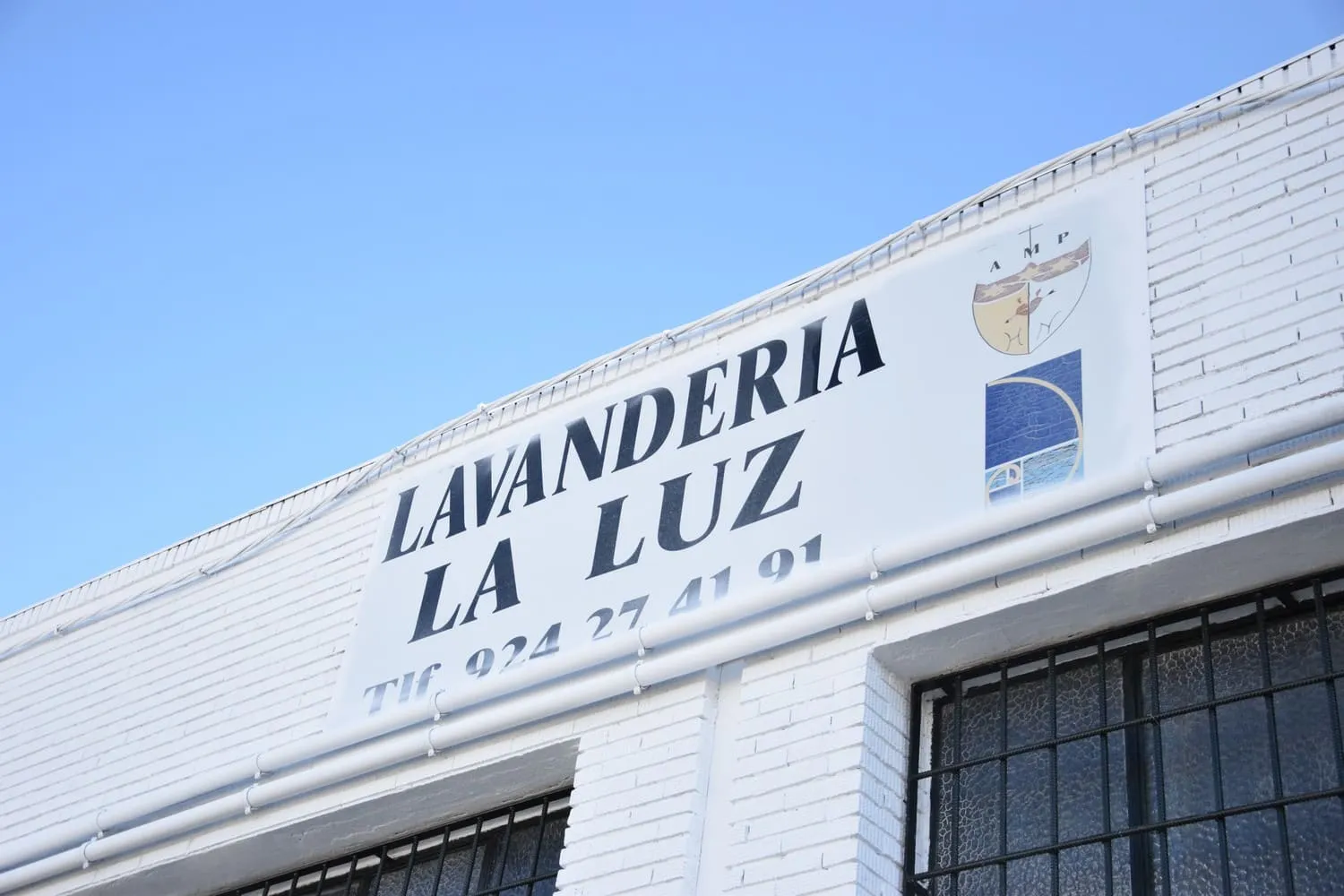 Fachada de las instalaciones de Lavandería La Luz en Badajoz